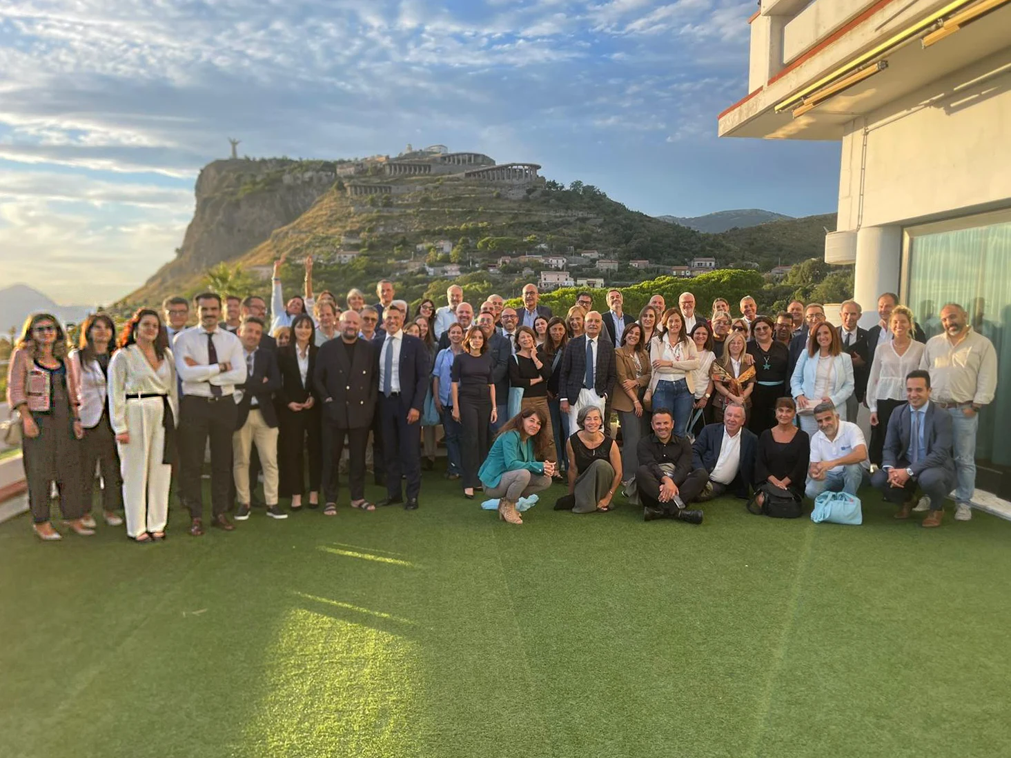 Foto di gruppo dal terrazzo Pianeta Maratea - Primo Seminario Nazionale CLLD – GAL Pesca e Acquacoltura – 24-26 - Maratea, settembre 2025